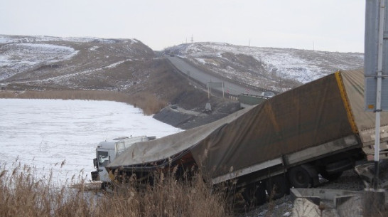 В Нижнедевицком районе фура столкнулась с «Жигулями» и упала в пруд
