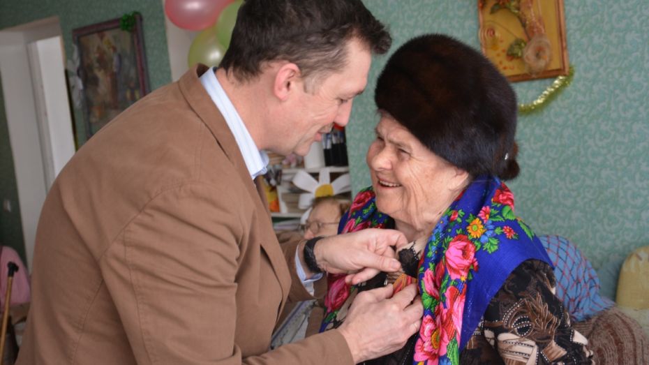 Поворинские женщины-ветераны в преддверии 8 Марта получили юбилейные награды