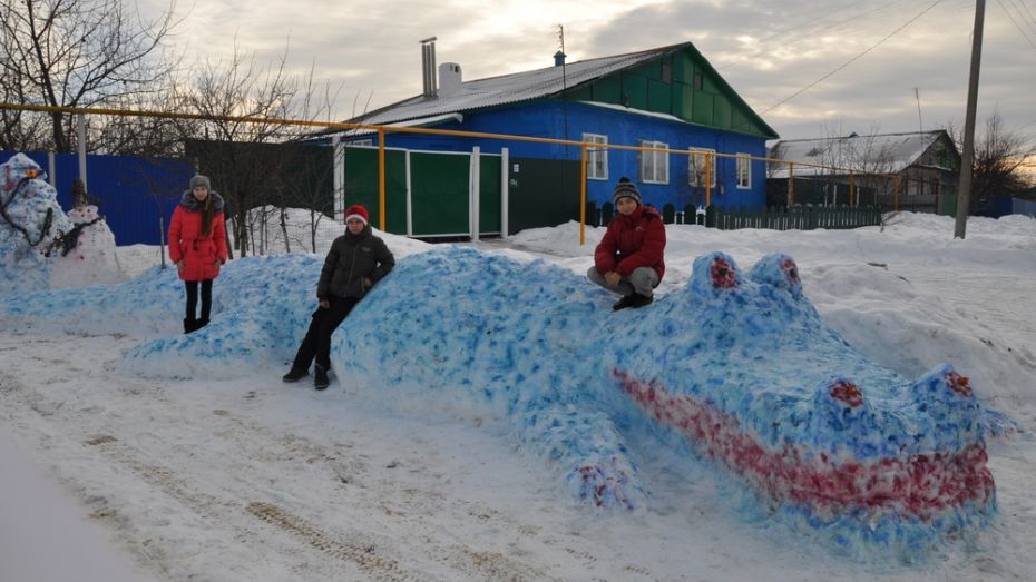 Жительница Павловского села слепила из снега крокодила длиной 7,5 метров