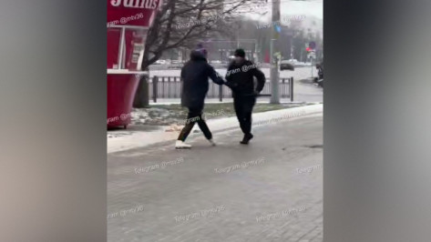 В Воронеже у памятника Славы охранник ударил мужчину и повалил его на землю: видео