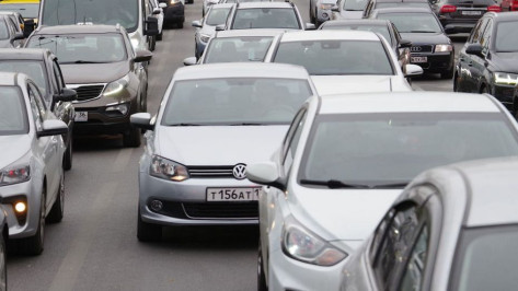 Пробка на 5 км вновь сковала движение на трассе под Воронежем