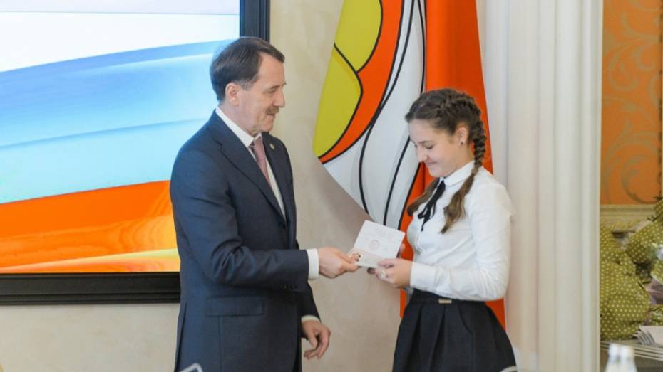 Губернатор вручил паспорта воронежским школьникам в День России