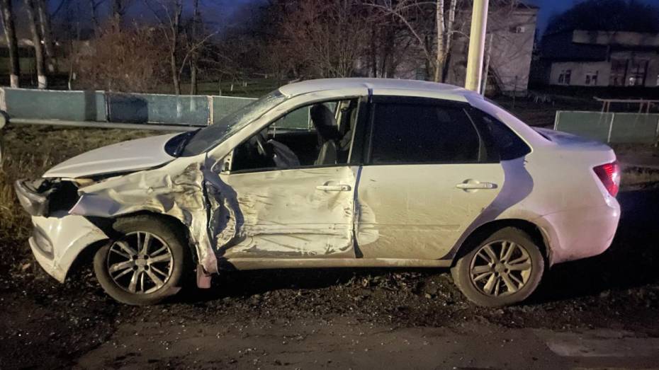 В Воронежской области грузовик ЗИЛ выехал на встречку и врезался в «Ладу Гранту»