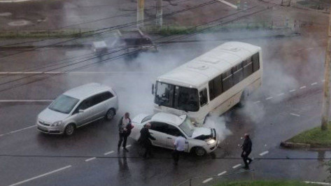 В Воронеже сняли на видео ДТП с 5 пострадавшими