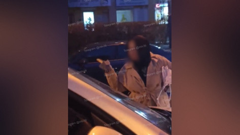 В Воронеже женщина бросалась на людей и машины возле школы