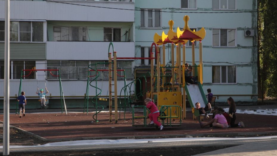 В Боброве территорию 2 дворов многоэтажек благоустроили за 10,8 млн рублей
