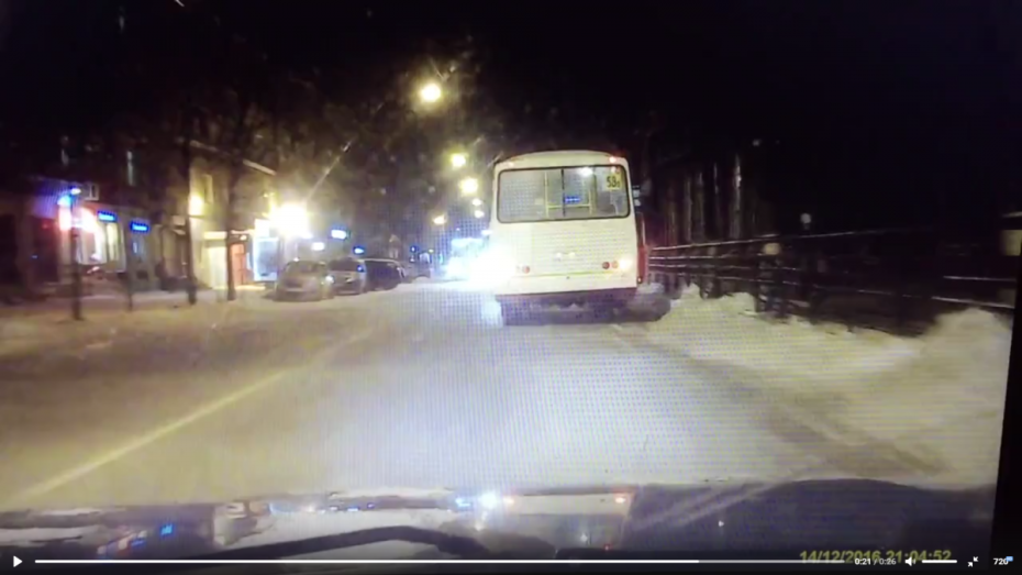 В центре Воронеже проехавший на красный автобус с пассажирами попал на видео