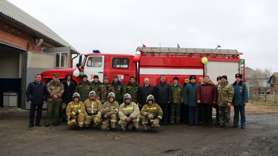 В таловском селе Новая Чигла открыли новый бокс для пожарной машины