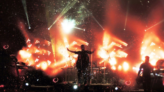 В Воронеже солист Tokio Hotel надел любимые костюмы Киркорова и Верки Сердючки