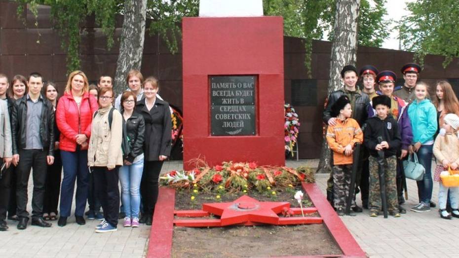В Семилукском районе прошла первая автобусная экскурсия по военным мемориалам