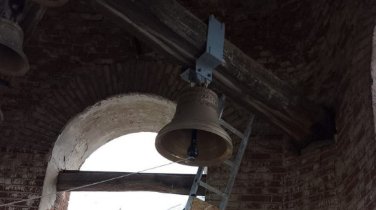 В верхнемамонском селе Приречное на храме установили колокол весом 100 кг