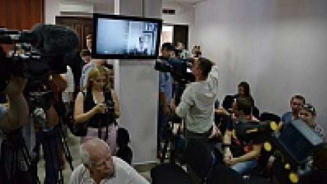 На заседании по делу Надежды Савченко журналистка развернула сине-желтый флаг