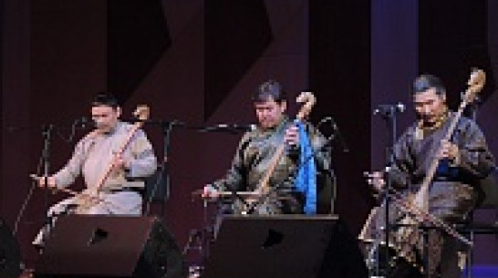 Этногруппа «Хуун-Хуур-Ту» сыграла для воронежцев на лошадиных копытах и хвостах 