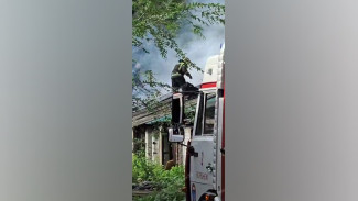 Тушение пожара в районе бывшего ДК 50-летия Октября сняли на видео