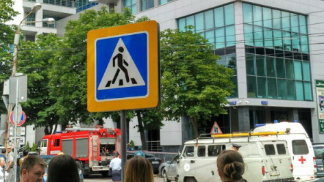 В Воронеже сотрудников и посетителей бизнес-центра эвакуировали из-за угрозы взрыва