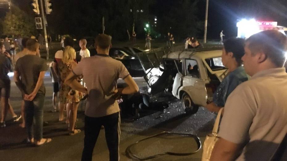 В Воронеже «четверка» врезалась в иномарку: пострадал 36-летний водитель ВАЗа
