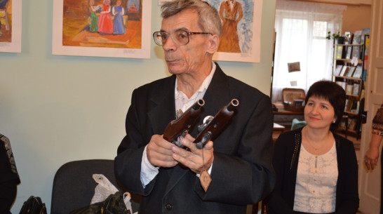 Новоусманской библиотеке подарили дуэльные пистолеты итальянской работы