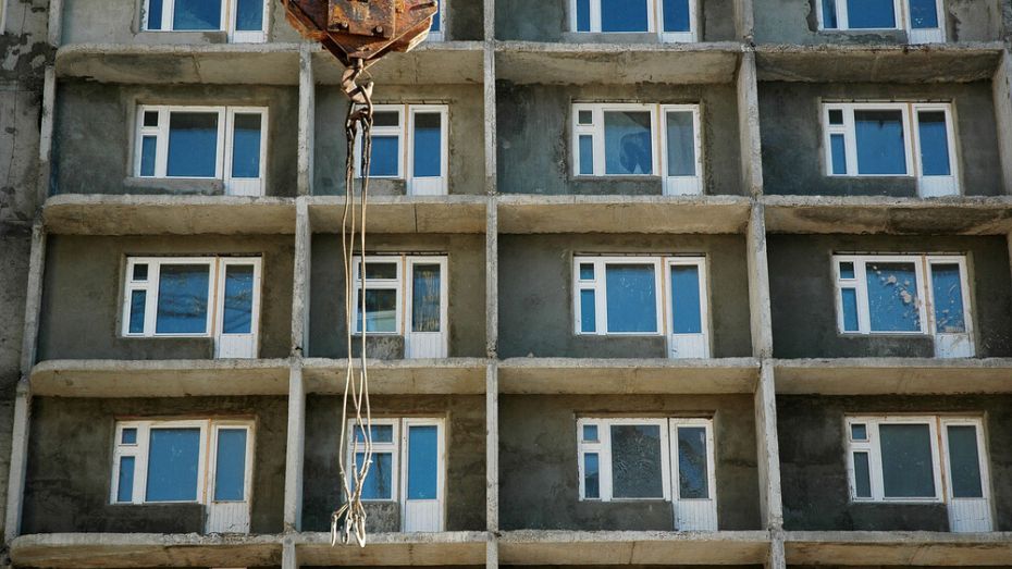 Рабочий упал с высоты строящейся многоэтажки в Воронеже