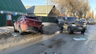 Под Воронежем столкнулись Renault и Chevrolet Niva: пострадали 2 мужчины