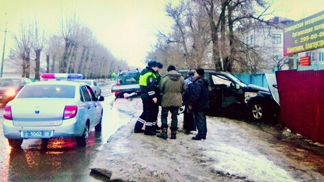 В Семилуках водитель BMW сбил фонарный столб и врезался в забор