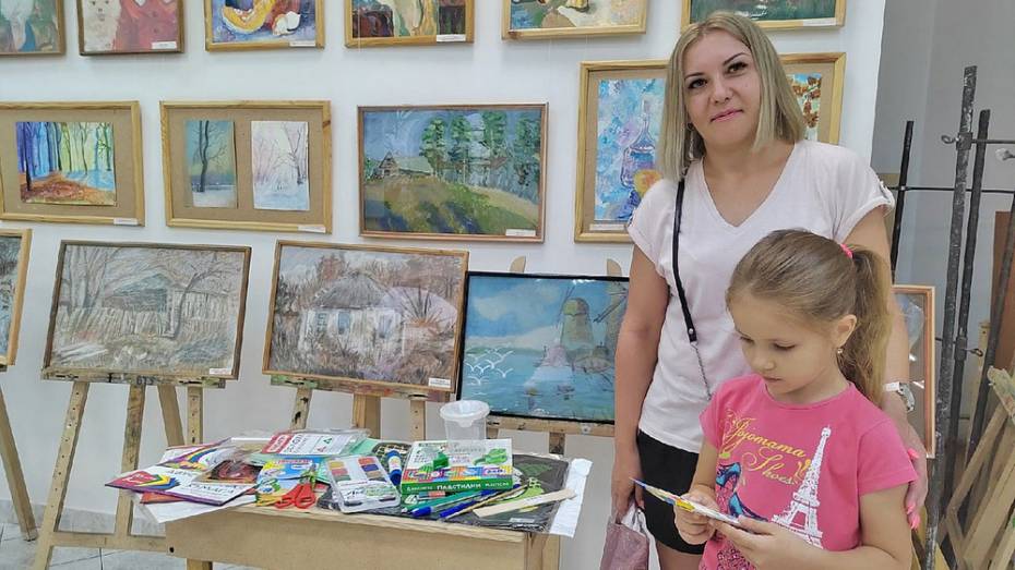 В Лисках наборы школьников вручили 50 детям из Донбасса
