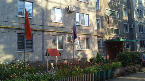 В Воронеже вернули на место российский флаг возле дома на улице Туполева