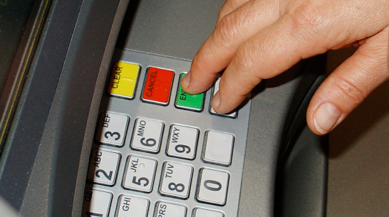 Жители Воронежской области стали реже снимать наличные деньги