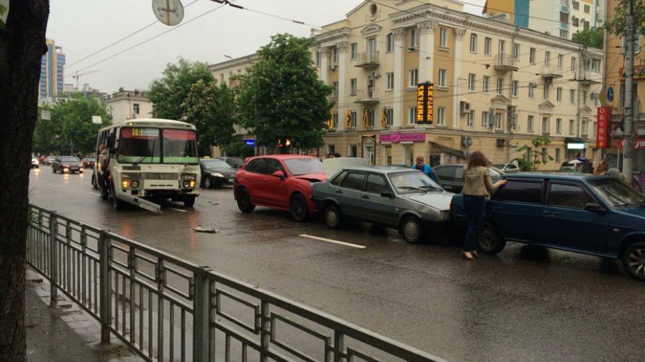 В центре Воронежа столкнулись «ПАЗ» и четыре легковушки