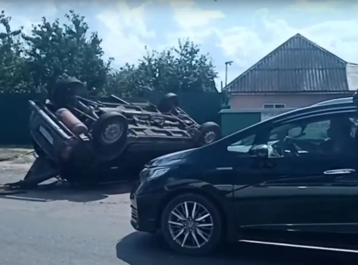 В Воронеже перевернулся автомобиль в районе кольца на Димитрова