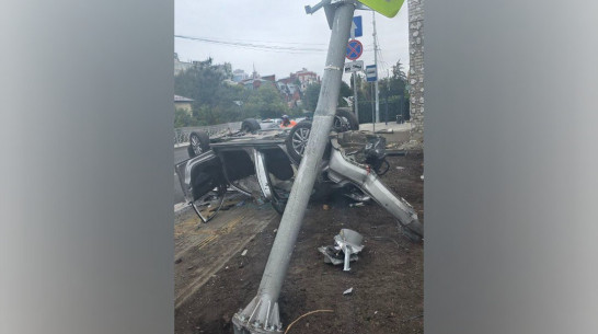 В Воронеже Volkswagen врезался в столб и перевернулся