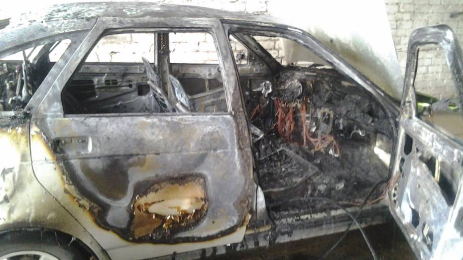 В «Ладе Приоре» на дороге в Воронежской области предположительно сгорел полицейский