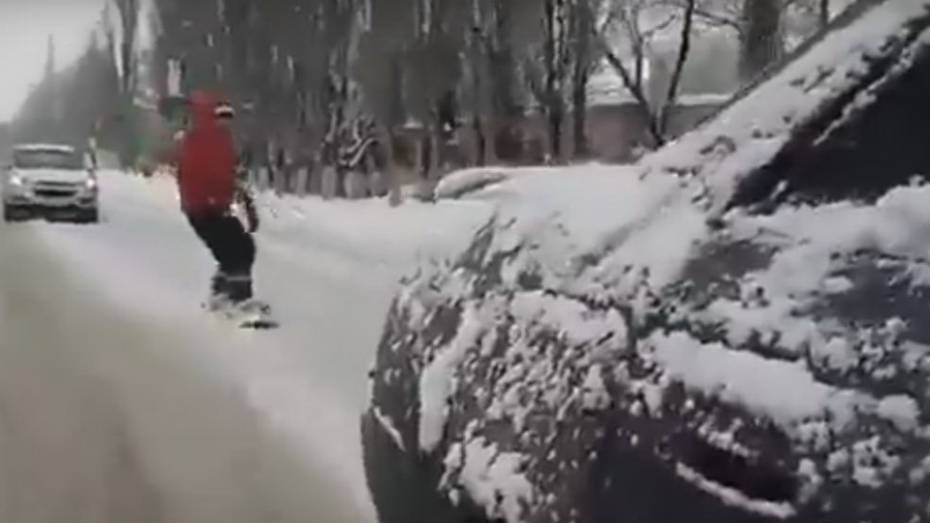 Катание воронежца на привязанном к машине сноуборде попало на видео
