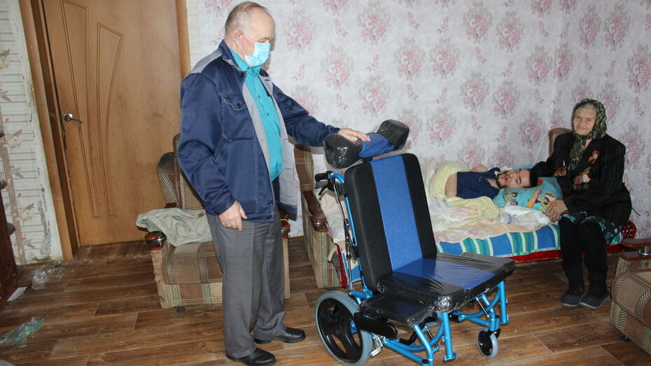 Благотворители подарили инвалиду из таловского поселка Ильинка кресло-коляску