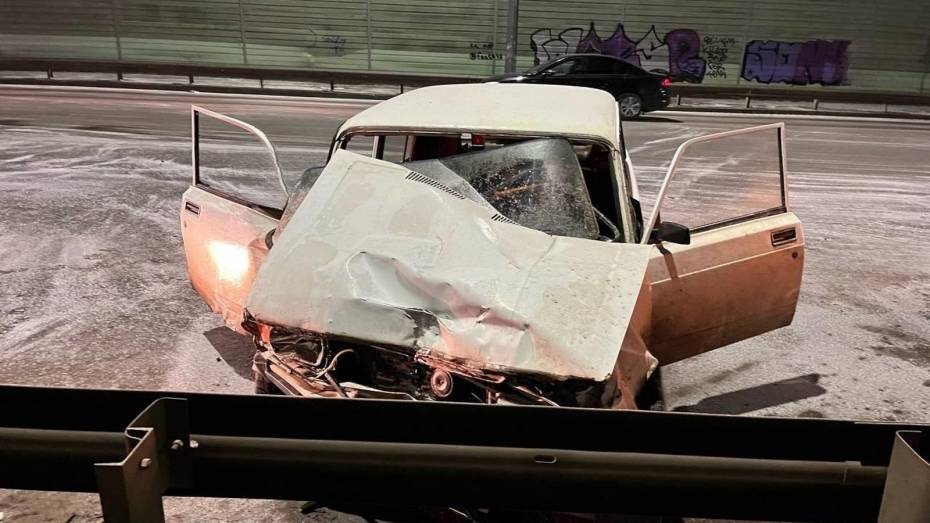 Такси попало в ДТП в Воронеже: пострадали 2 человека