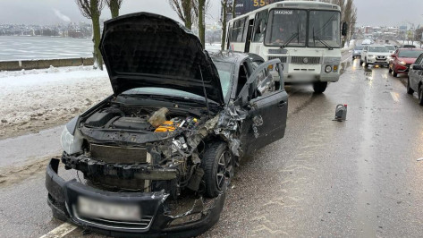 Автобус ПАЗ с пассажирами попал в аварию в Воронеже на дамбе Чернавского моста