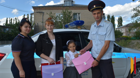 Грибановские полицейские помогли двум семьям собрать детей в первый класс