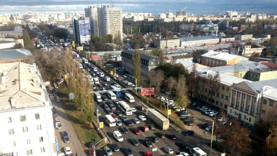 После перекрытия виадука на улице 9 Января Воронеж встал в огромной пробке
