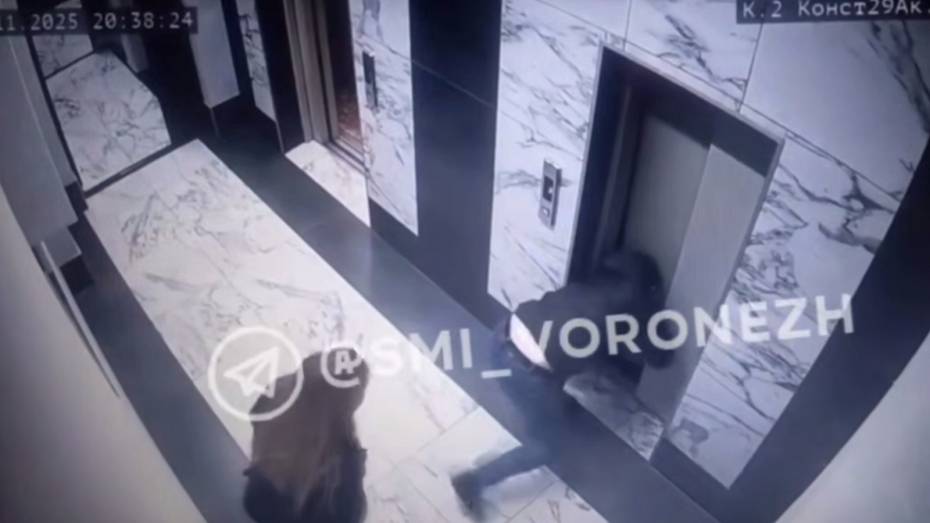 В Воронеже ребенок упал в шахту лифта: видео