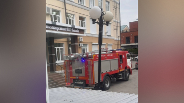 Воронежцы заметили пожарную машину у гимназии имени Басова