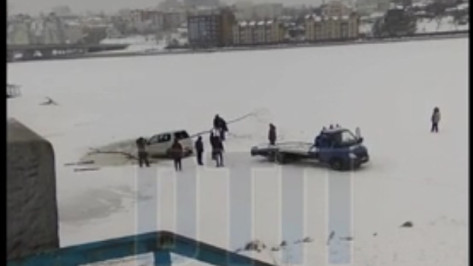 В Воронеже иномарка провалилась под лед на водохранилище