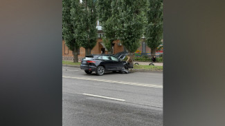 В Воронеже на улице Урицкого автомобиль врезался в дерево