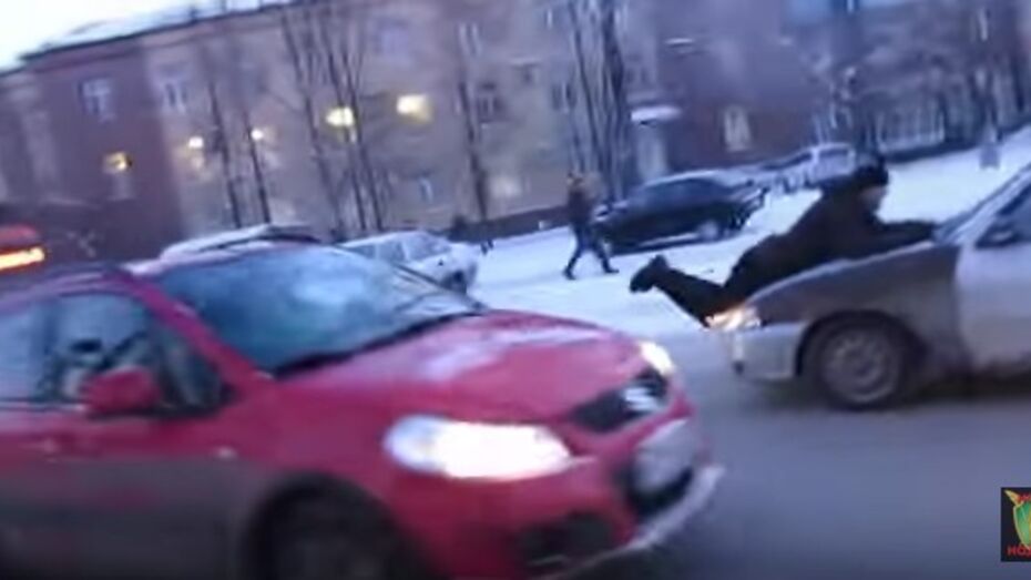 В Воронеже водитель прокатил на капоте пострадавшего от блондинки активиста