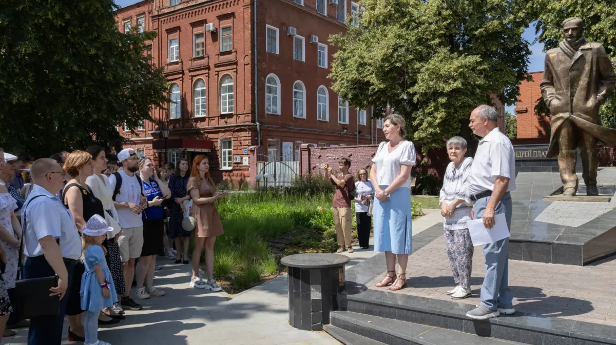 В День России литераторы прочитали стихи у памятника Андрею Платонову в  Воронеже