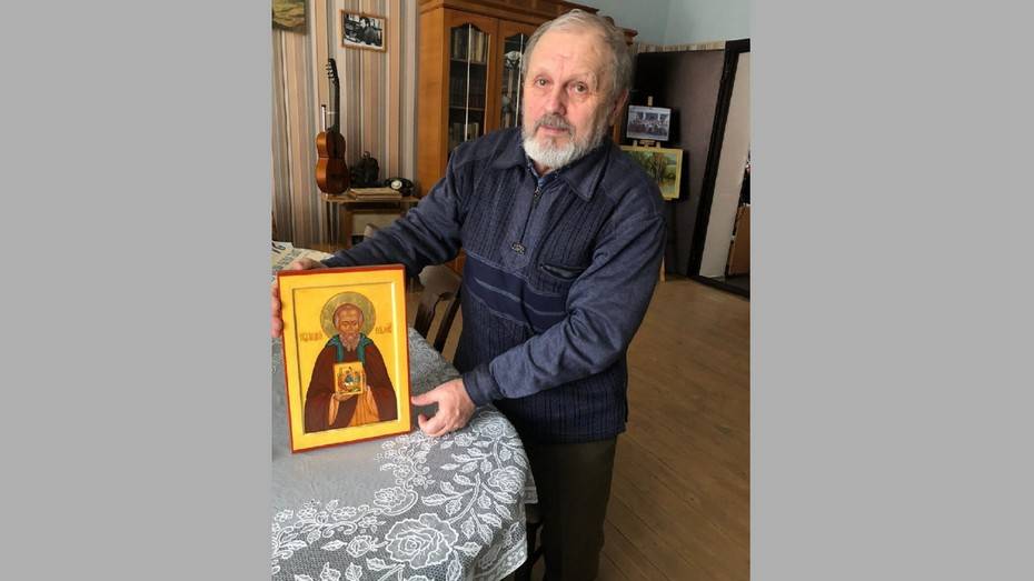 Верхнемамонский художник передал в дар местному музею написанную им икону