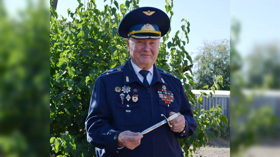 Именным оружием наградили петропавловского полковника ВДВ в отставке