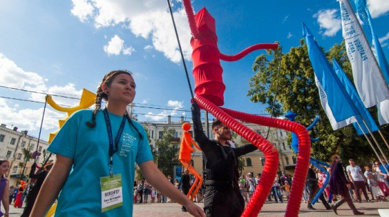 По центру Воронежа прошли медузы, великаны, Пушкин и Гоголь