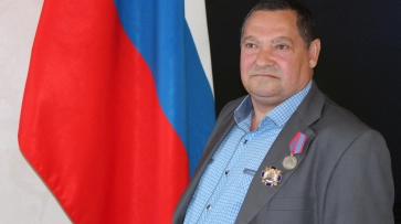 Воронежский губернатор вручил госнаграду отстрелявшемуся от 3 бандитов сотруднику почты