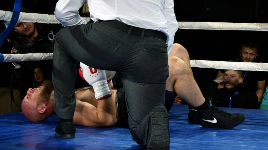 Бой за Кубок четырех сезонов закончился нокаутом для воронежского боксера Аюба Бозуркаева