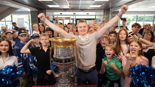 «С детства мечтал привезти Кубок Гагарина в родной город»: воронежский хоккеист – о главном трофее КХЛ