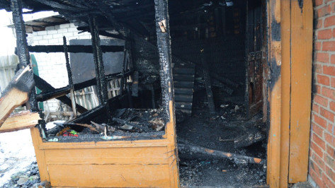 В Рамони бомжи подожгли дом